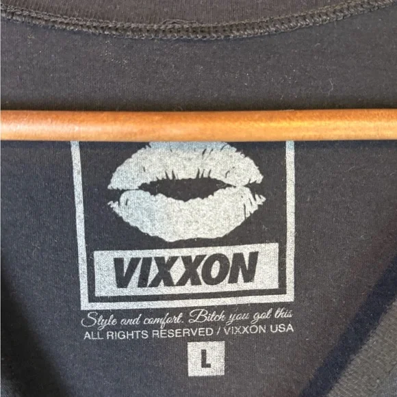 Black DIXXON/VIXXON Short-Sleeve Graphic Tee with Red Lips and camo VIXXON logo. - Picture 3 of 3